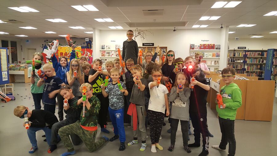 Børn forsamlet til Nerf Battle på Tørring Bibliotek
